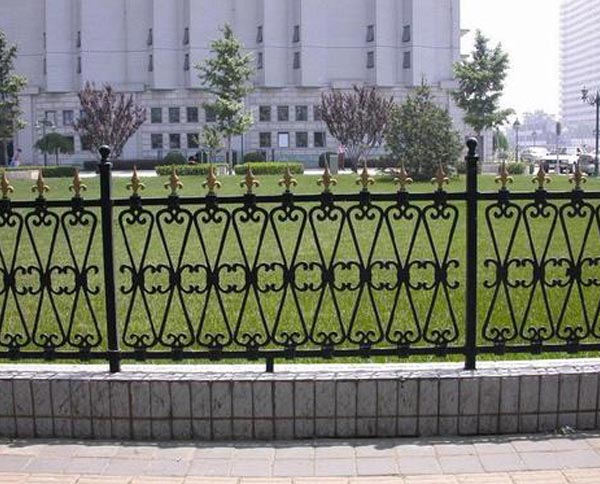 十堰鐵藝護欄有哪些優(yōu)缺點以及維護方式呢？